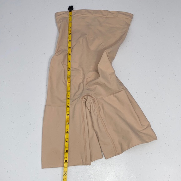 Spanx Women’s Beige Tummy Control Shorts Size Medium Shape Wear - Picture 10 of 11